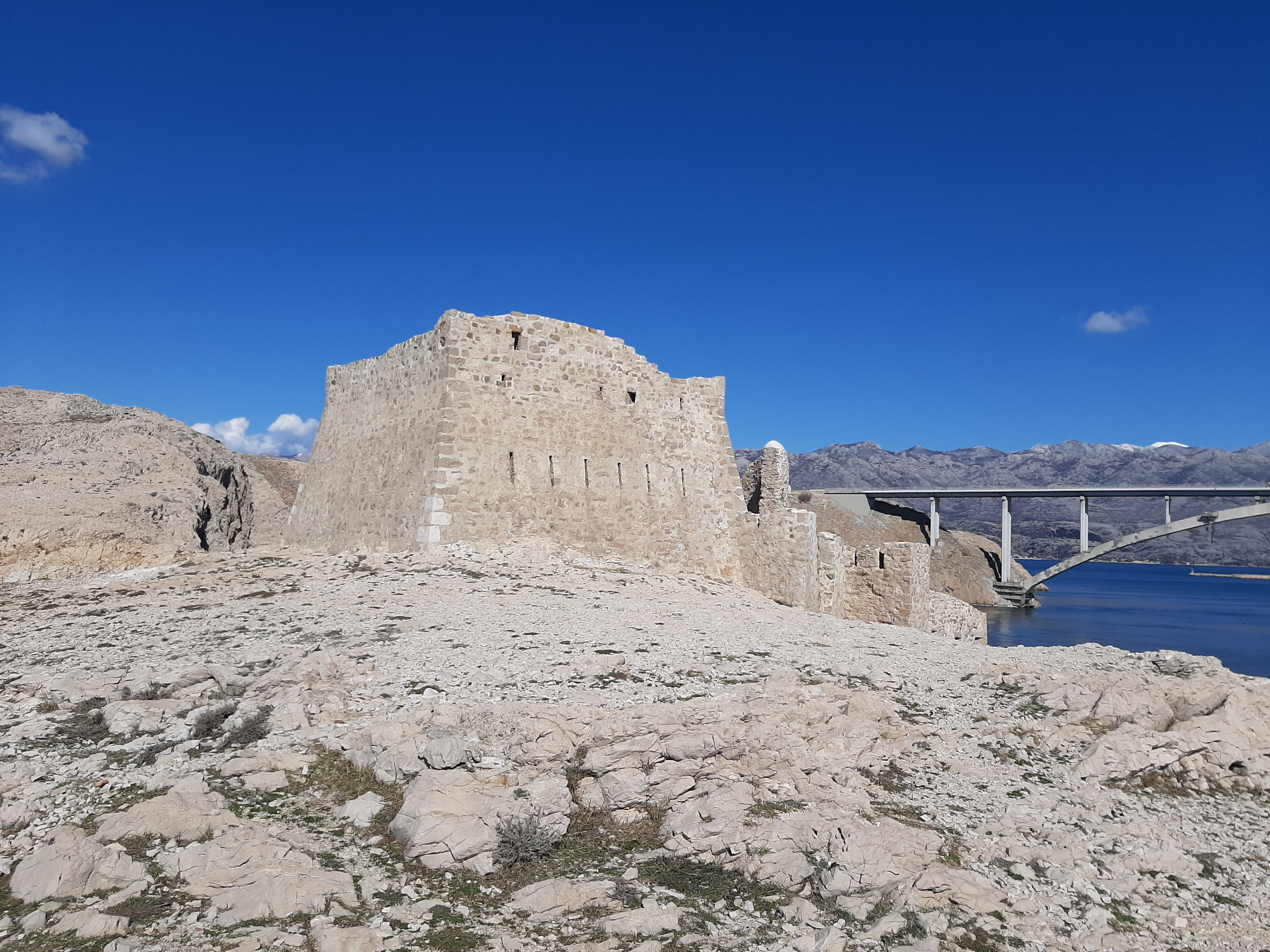 Ruine Fortica an der Südspitze der Insel Pag bei der Brücke zum Festland